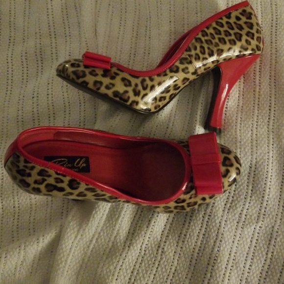 Amazing leopard print kitty heels with red accents - Picture 2 of 2